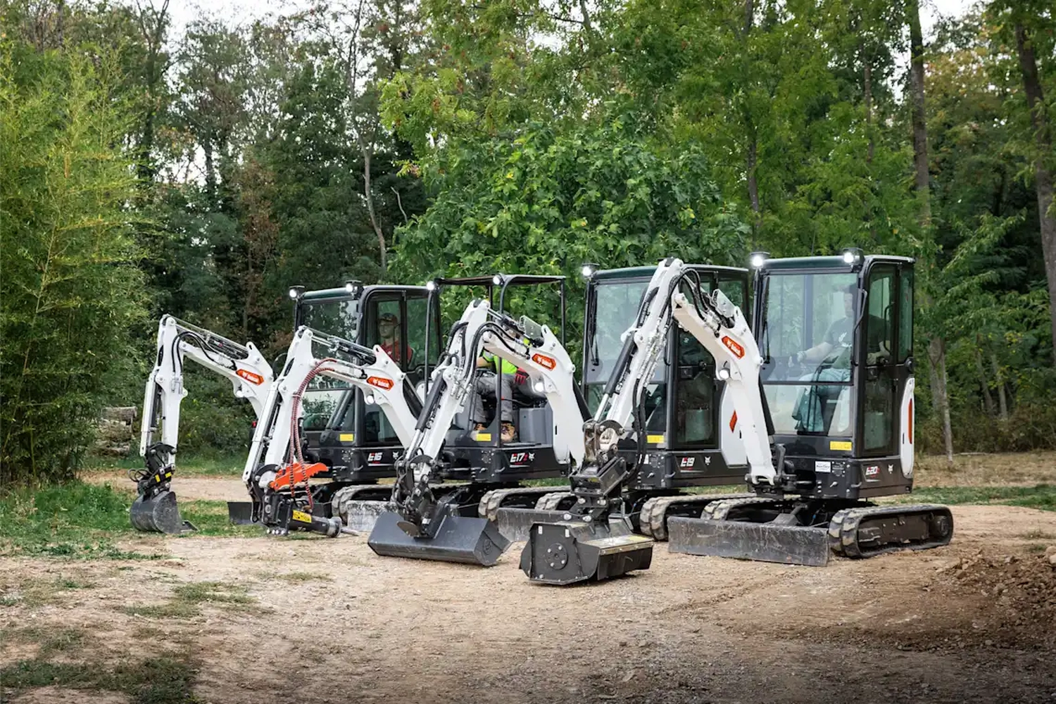Baggerpark Rottenburg – Baggervermietung – Das Bild zeigt eine Reihe von Minibaggern der Bobcat R2-Serie, insbesondere die Modelle E16, E17z, E19 und E20z.