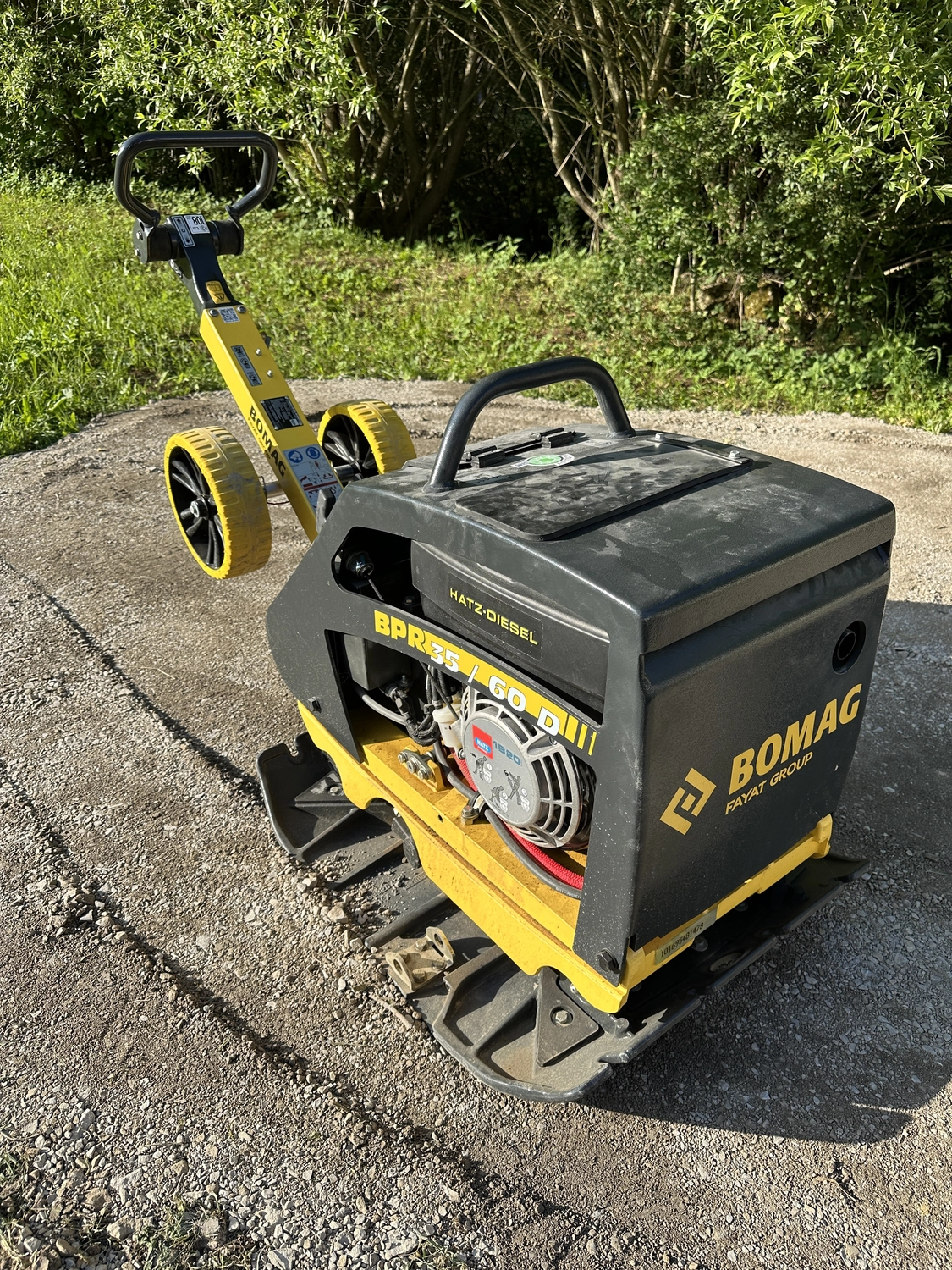 Baggerpark Rottenburg – Baggervermietung – Dieses Objekt ist eine reversible Vibrationsplatte BOMAG BPR 35/60 D, die für die Verdichtung von Boden und Asphalt entwickelt wurde.