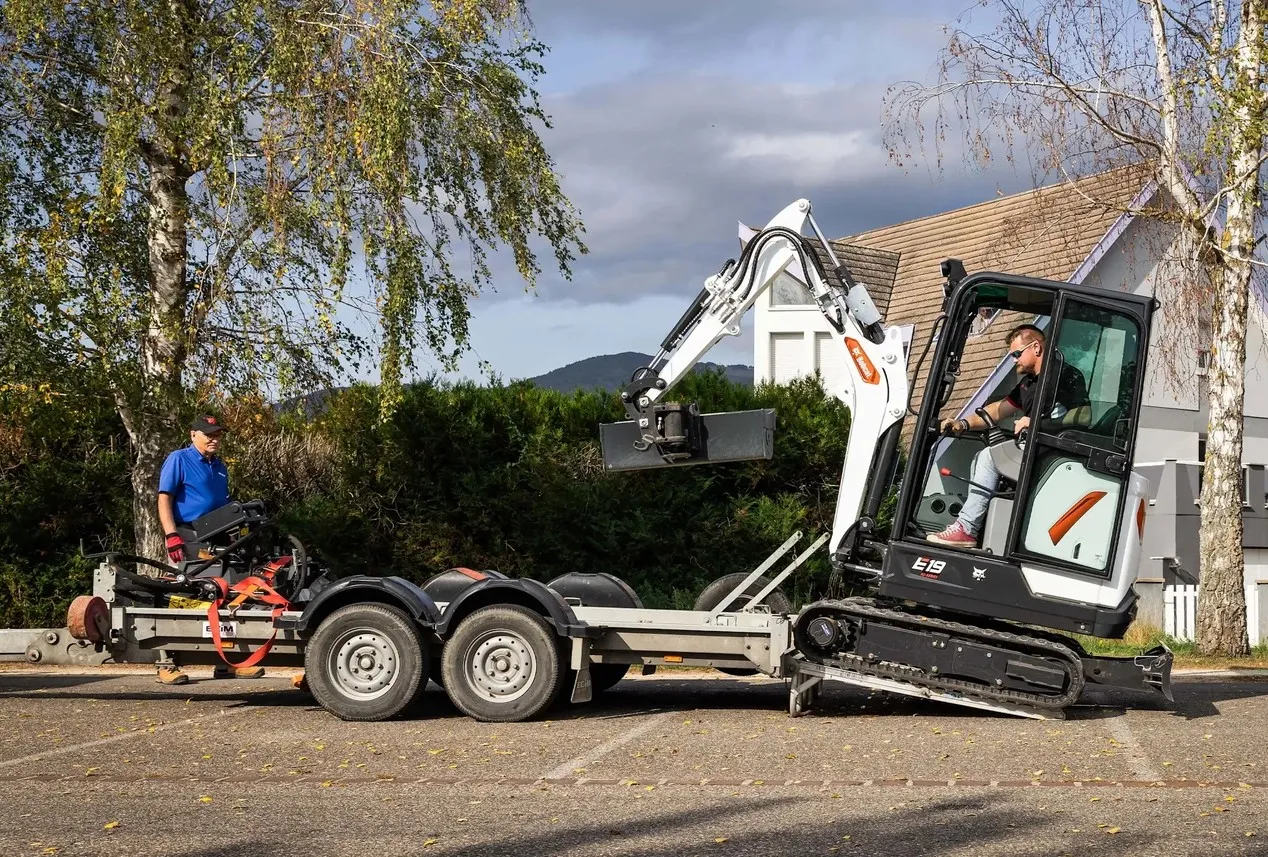 Baggerpark Rottenburg - Baggervermietung - Bei dem abgebildeten Objekt handelt es sich um einen Bobcat E19 Minibagger, der auf einen Anhänger verladen wird.